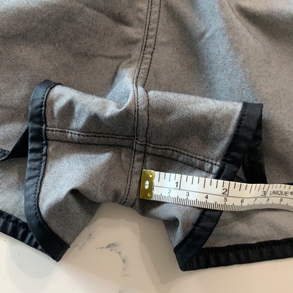 lululemon Varsity Shorts Unlined Grey/Black Sz4 - Picture 5 of 10